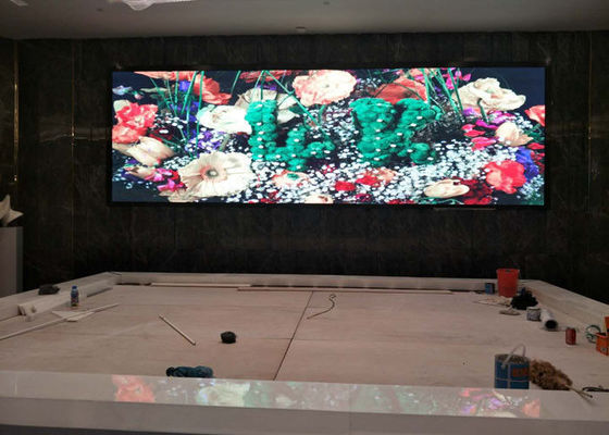 An der Wand befestigte vordere servicegeleitete Anzeige 10 Millimeter-Pixel-Neigung IP65 SMD 3528